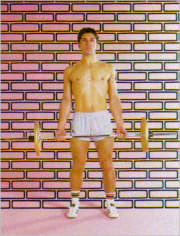 Curl con barra apoyado en la pared